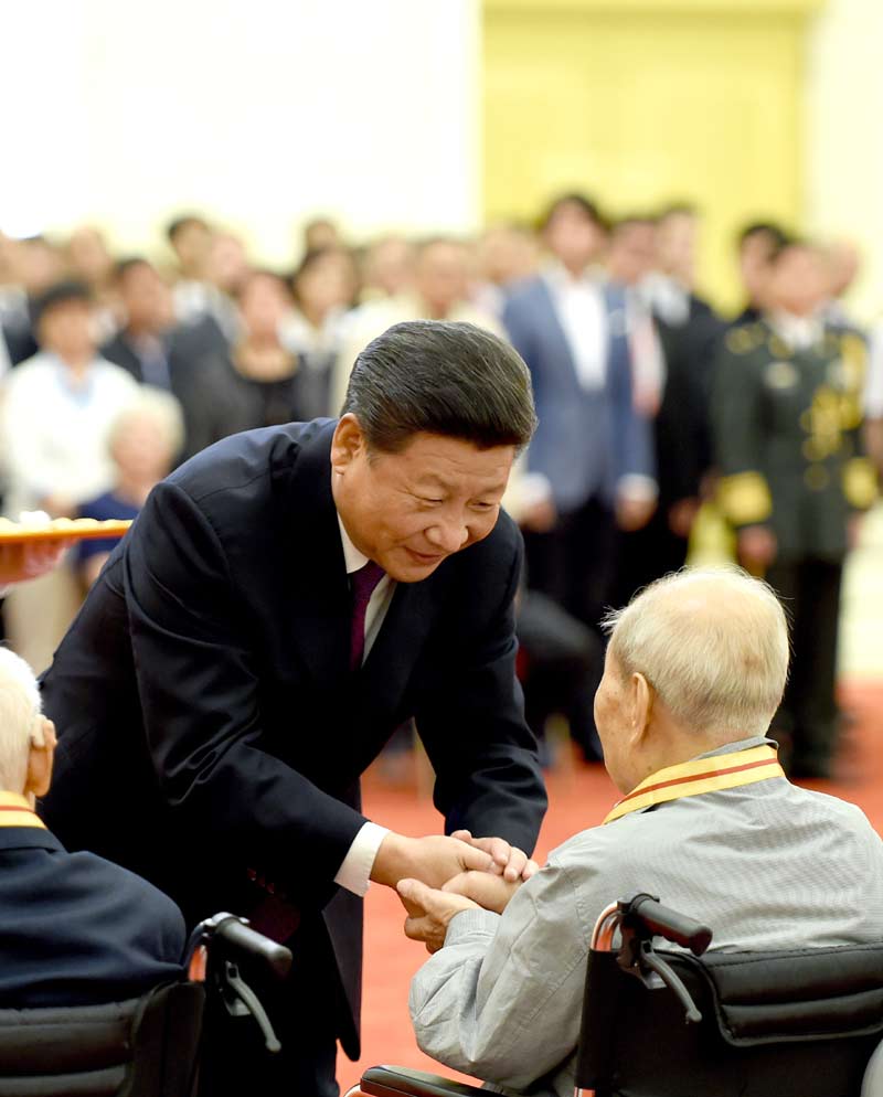 2015年9月2日，习近平在北京人民大会堂向30名抗战老战士老同志、抗战将领、帮助和支持中国抗战的国际友人或其遗属代表颁发中国人民抗日战争胜利70周年纪念章。