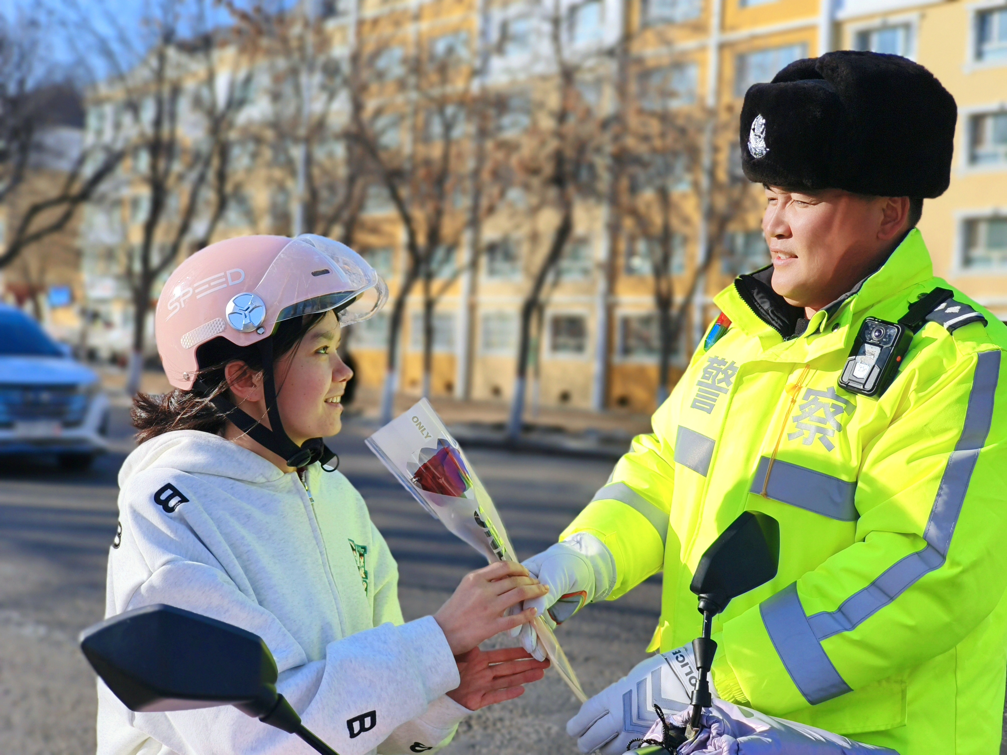 民警为骑行戴好安全头盔的女士送去鲜花.jpg